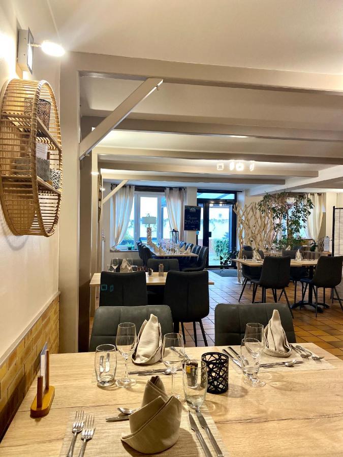 Logis Hotel Restaurant Auberge Du Cheval Blanc Chamouilley Esterno foto