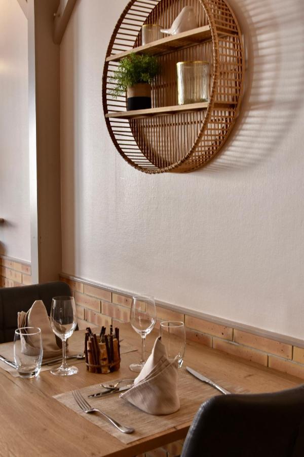 Logis Hotel Restaurant Auberge Du Cheval Blanc Chamouilley Esterno foto