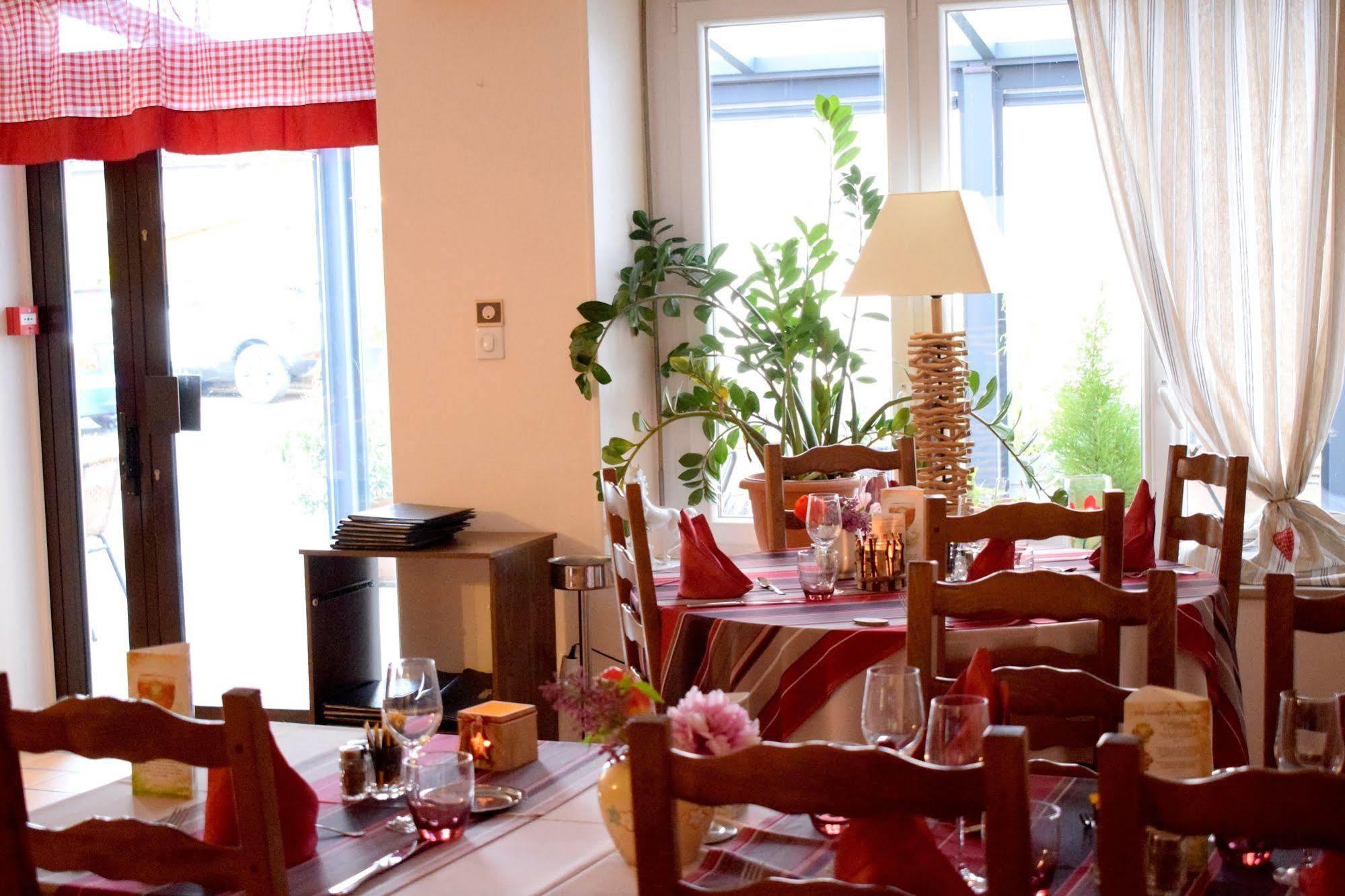 Logis Hotel Restaurant Auberge Du Cheval Blanc Chamouilley Esterno foto