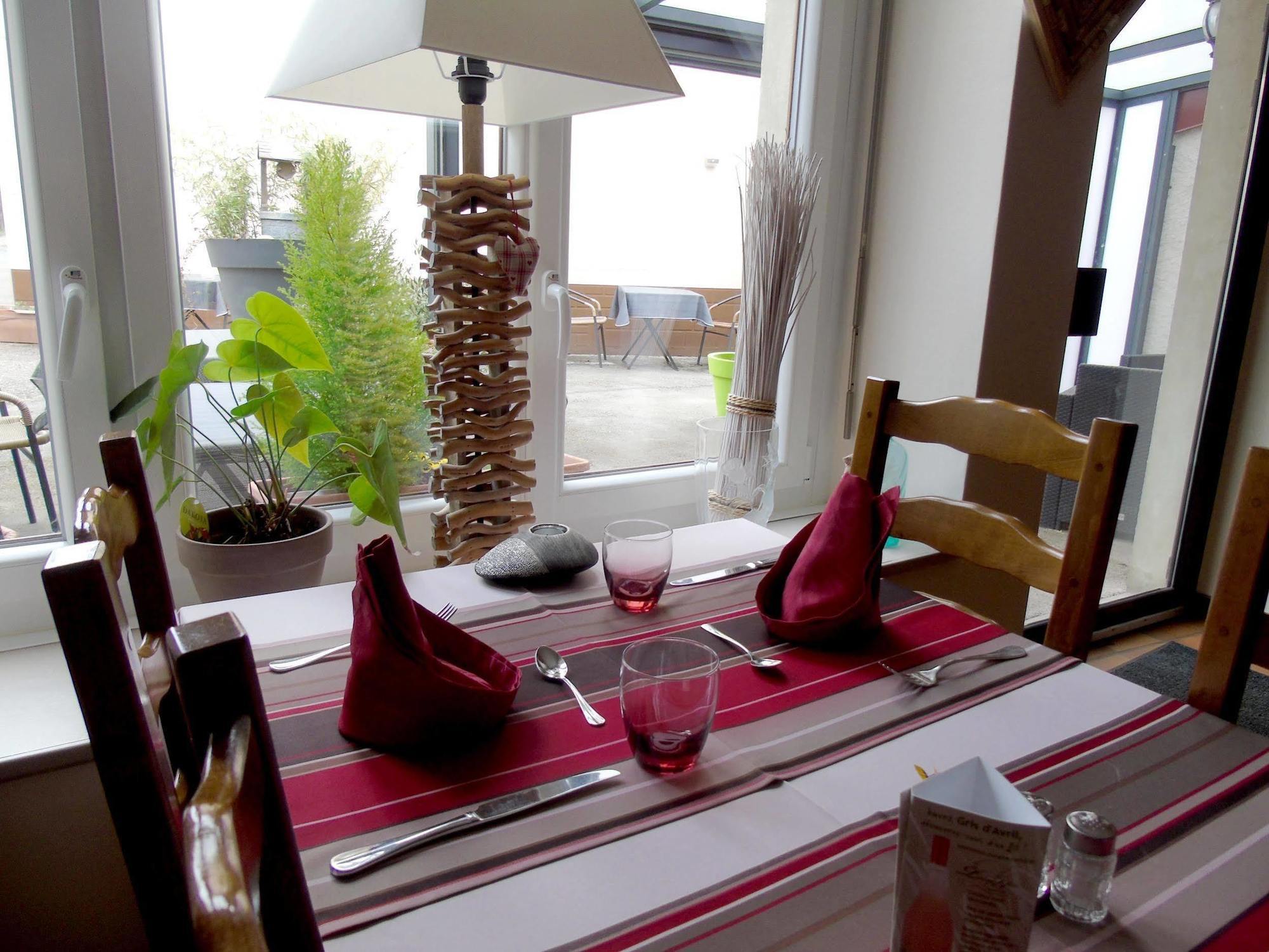Logis Hotel Restaurant Auberge Du Cheval Blanc Chamouilley Esterno foto